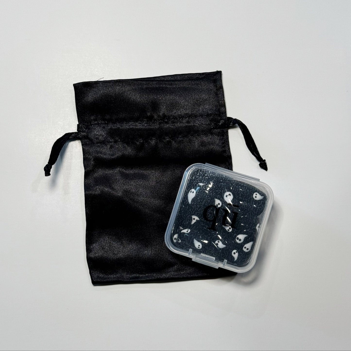 Reusable press on nails with reusable satin bag and carrying case/container.