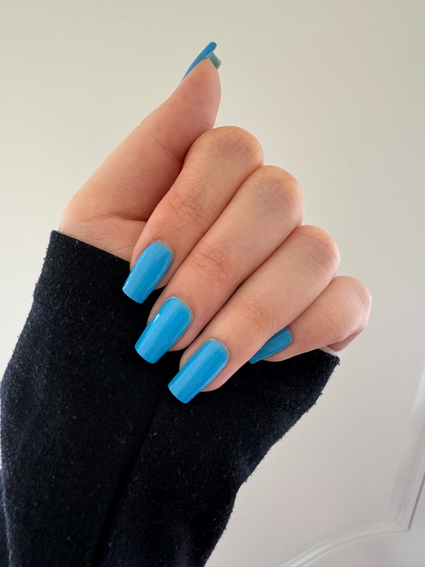 Cobalt blue to lighter blue mood changing nail polish.