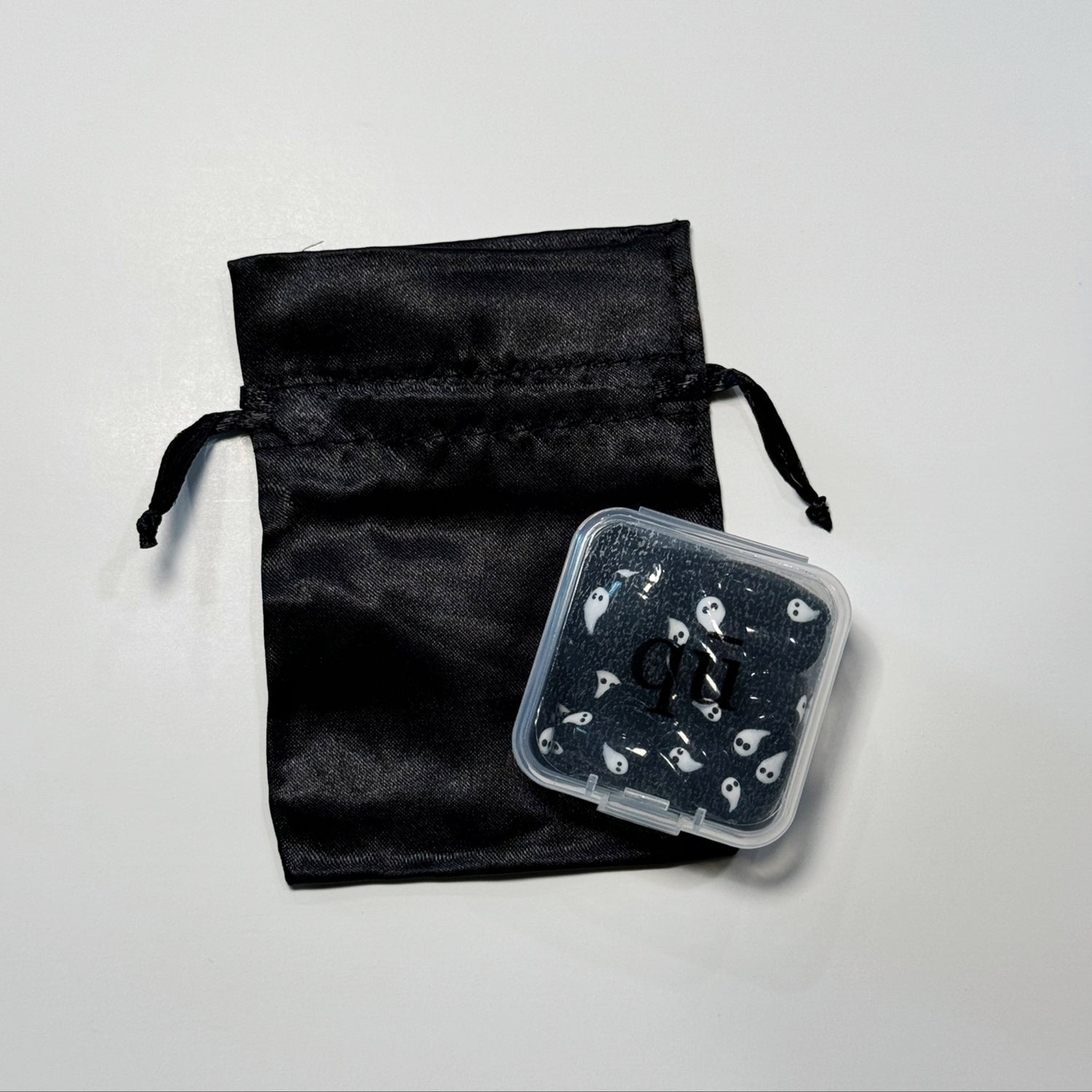 Reusable press on nails with reusable satin bag and carrying case/container. 